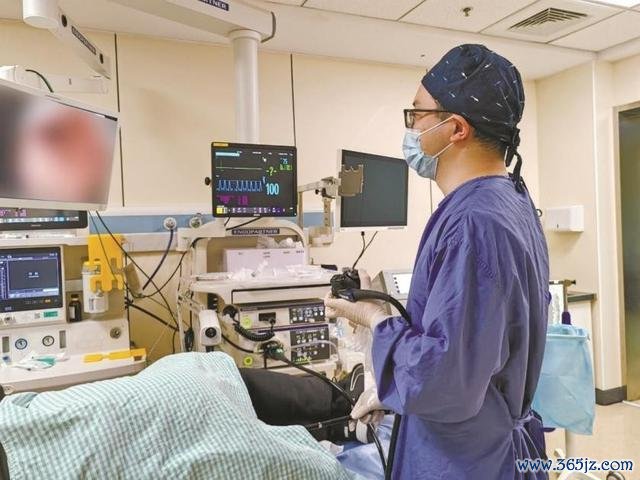 宁波大学从属第一病院消化内科主任医师胡柯峰在为患者作念胃肠镜。受访者供图